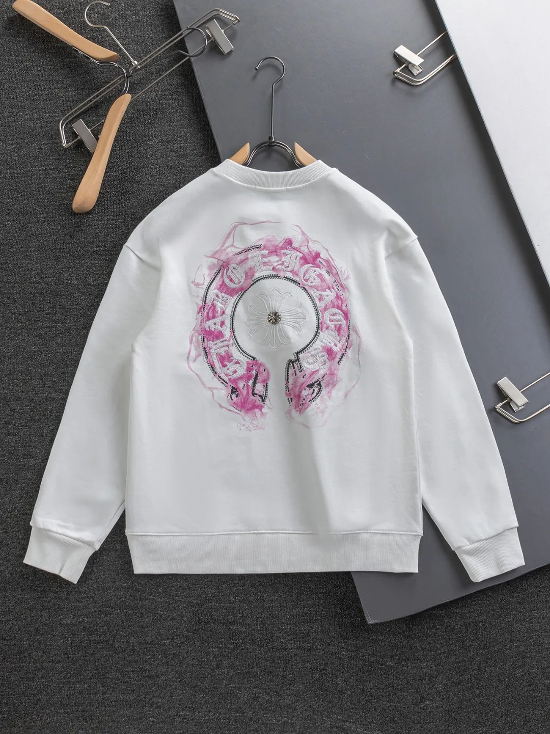 P240 Chrome Hearts CH Cross 25SS Autumn and Winter Sweatshirt Early Autumn Classic Colorful hand-painted horseshoe Sanskrit cross on the chest 🪡 embroidery Large logo on the back hand-painted horseshoe Sanskrit ✝️🪡 embroidery Round neck pullover sweatshirt, hot style coming, a style that both men and women like, same style for men and women, 100% chance of turning heads when you wear it when you go out! It’s all about being handsome. The designer’s classic sense is precisely grasped. The whole piece of clothing is heavy. Industrial washing process. Ready-made garments are dyed + sprayed for a horse effect. The double-wash process is very recognizable. It uses heavy washing to make it distressed. The edges of the patch are slightly rolled and naturally distressed. It has a three-dimensional sense of layering and a little damage. It is very visually lethal. It adheres to Kroxin's consistent rough style. The chest and back are large, and the horseshoe flower printed patch pattern is embroidered and decorated. It is also decorated with silver metal engraved distressed buttons. The classic elements full of brand recognition instantly enhance the overall sense of grade and specification. Its texture is quite high-end! The overall feeling is high-end, simple and elegant, with silver hardware accessories, a full set of customized accessories, and the pattern of the entire dress is all decorated with patchwork three-dimensional embroidery technology, which is the finishing touch of the entire dress. The design on the back is even more eye-catching! ! This full back is so cool, it’s full of design, and the overall upper body style highlights fashion and individuality. Wearing it together as a couple is even more popular on the street. I recommend the early autumn sweatshirt! ! The fabric is a unique 440g 100% cotton, which is skin-friendly, breathable, warm to the touch, firm in texture, and smooth in lines. It can be called a back killer, which has very strict requirements on craftsmanship and cost. The smooth neckline, flat cuffs and hems are large and tightly stitched, tight and orderly, and the details are perfect. The consistent OS version can be worn alone or layered. It is very casual, but very iconic! It is simply the flagship of high-end trendy brands and must be included in your wardrobe. It has the American fashion spirit of freedom and individuality, and is highly recognizable and stylized! Color: Black White Size: S-XL Size chart: S: Shoulder width 51-Bust 56-Length 69 M: Shoulder width 52.5-Bust 58-Length 71 L: Shoulder width 54-Bust 60-Length 73 XL: Shoulder width 55.5-Bust 62-Length 75